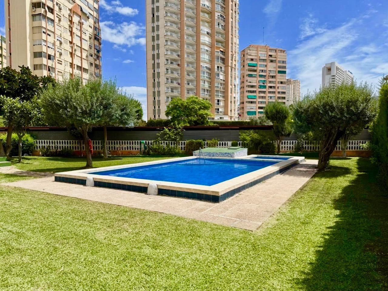 Piscina de Apartament en venda en Benidorm amb Terrassa, Balcó i Piscina comunitària