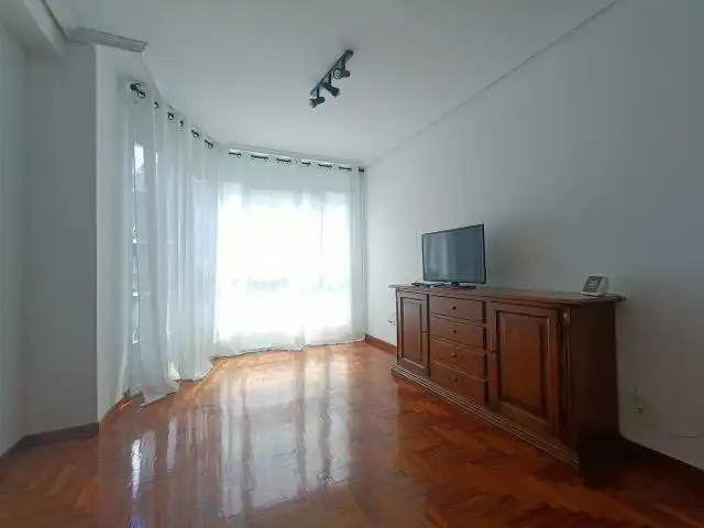 Living room of Flat for sale in Vigo   with Heating, Parquet flooring and Oven