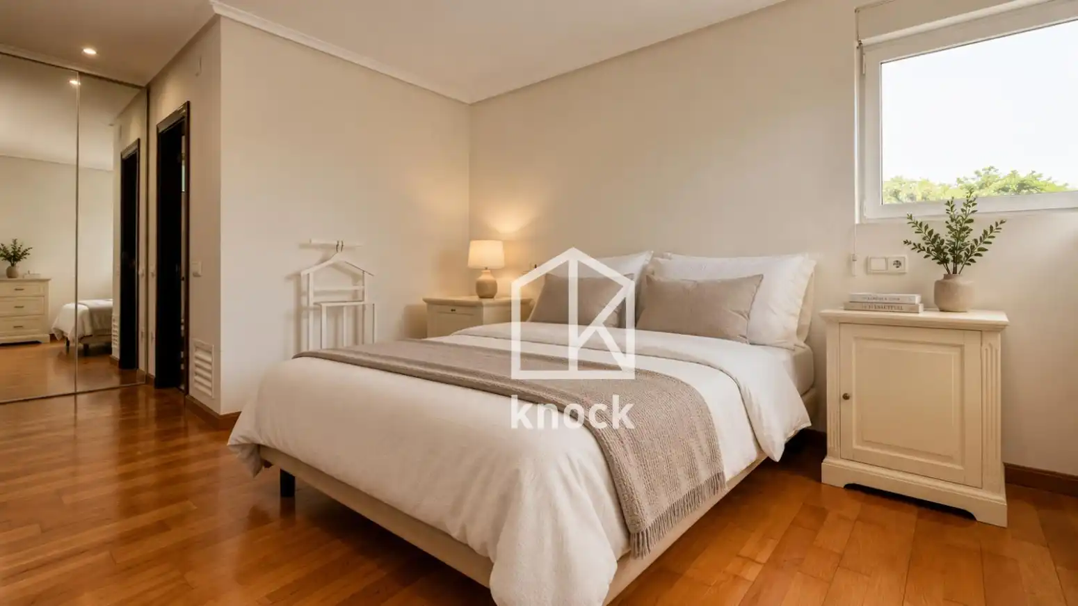 Dormitori de Casa o xalet en venda en Oviedo  amb Calefacció, Parquet i Terrassa