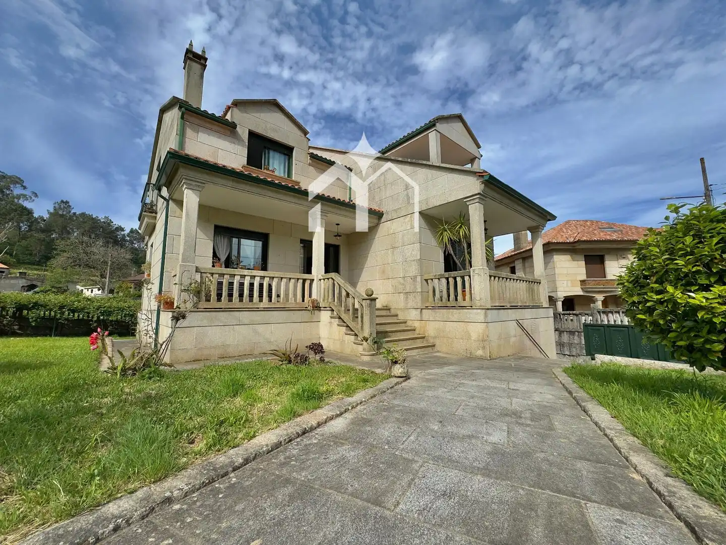 Vista exterior de Casa o xalet en venda en Meaño amb Calefacció, Jardí privat i Parquet