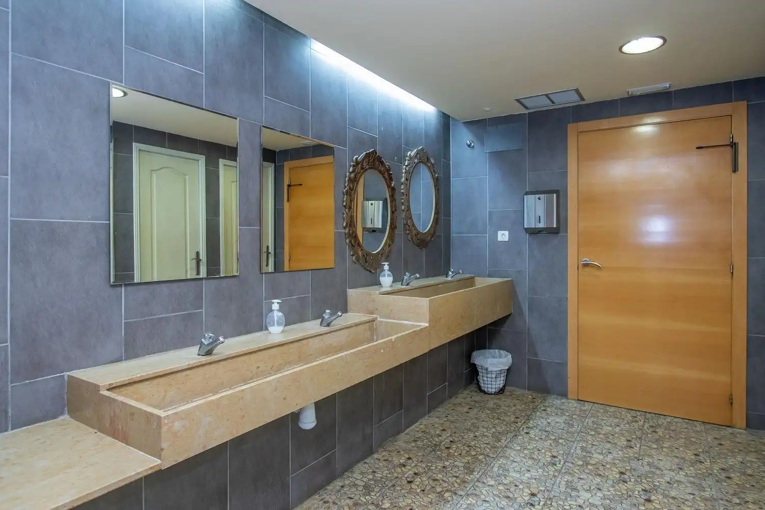 Baño de Local en venta en Castellón de la Plana / Castelló de la Plana con Aire acondicionado