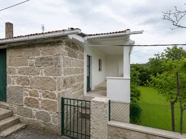 Casa aparellada amb balcó en venda a San Cristovo de Cea