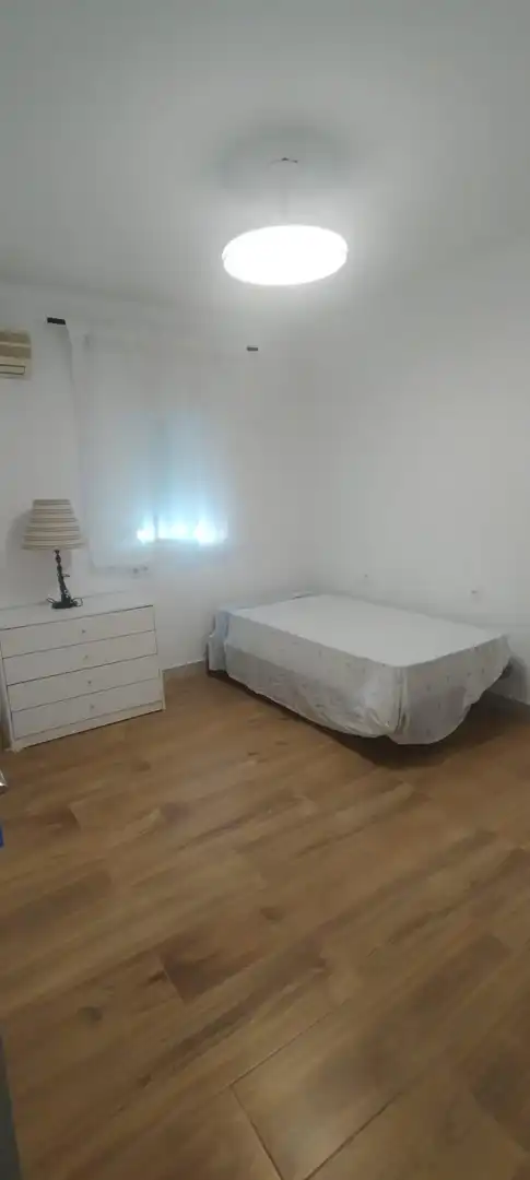 Bedroom of Flat for share in Sevilla