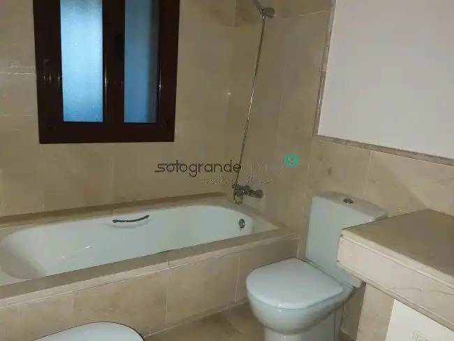 Bany de Apartament de lloguer en Sotogrande amb Aire condicionat, Calefacció i Terrassa