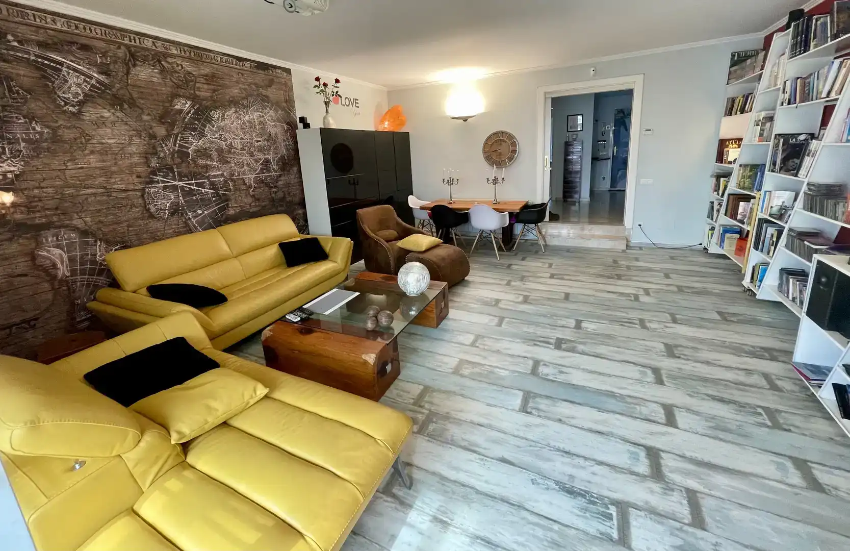 Sala d'estar de Casa adosada en venda en Girona Capital amb Aire condicionat i Balcó