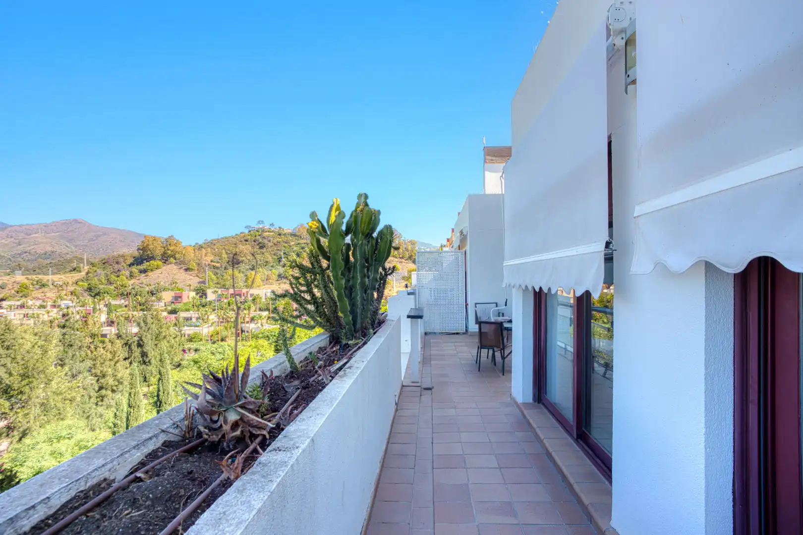 Vista exterior de Àtic en venda en Benahavís amb Aire condicionat, Terrassa i Piscina