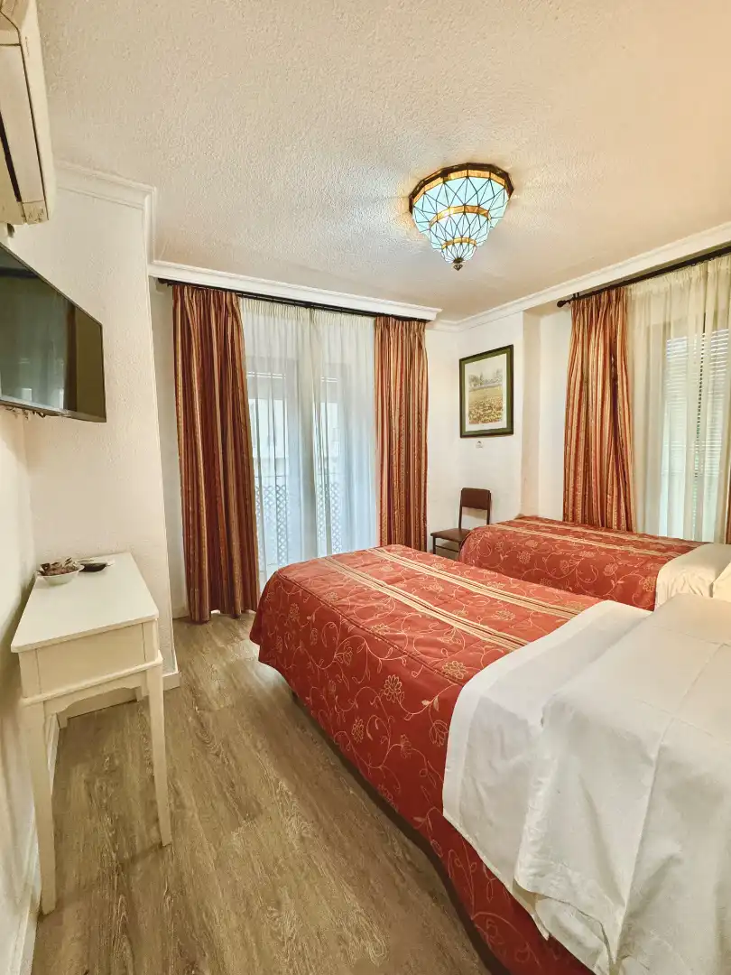 Bedroom of Houses for share in  Granada Capital  with Air Conditioner, Heating and Parquet flooring