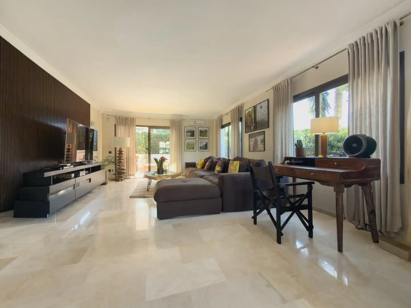 Sala de estar de Planta baja en venta en Marbella con Aire acondicionado, Terraza y Piscina