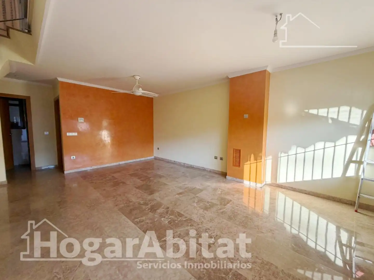 Sala d'estar de Casa adosada en venda en Sagunto / Sagunt amb Aire condicionat, Jardí privat i Terrassa