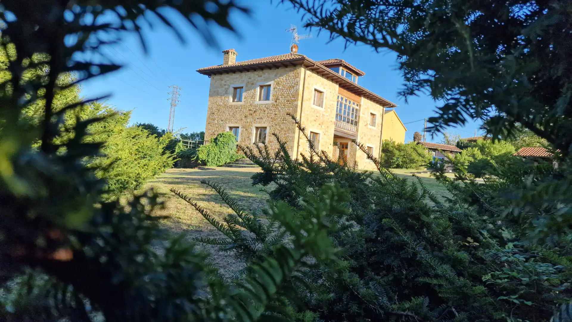 Vista exterior de Casa o xalet en venda en Gijón  amb Calefacció, Jardí privat i Parquet