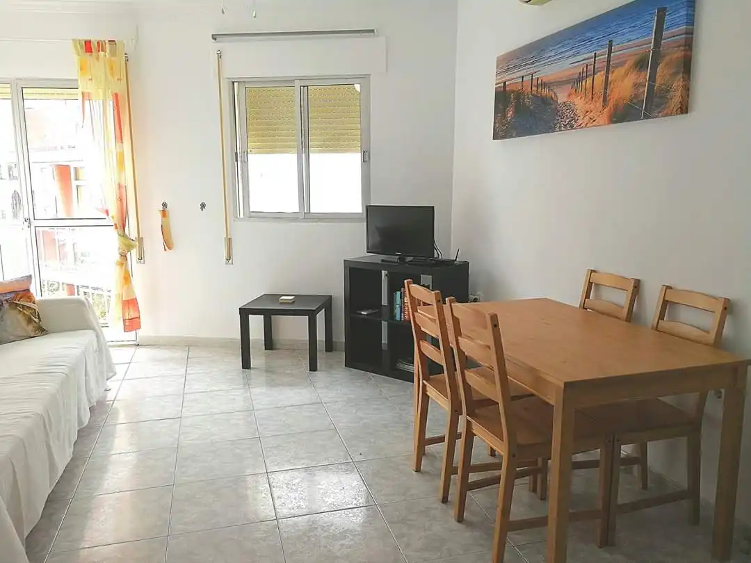 Menjador de Apartament de lloguer en Torremolinos amb Aire condicionat, Calefacció i Terrassa