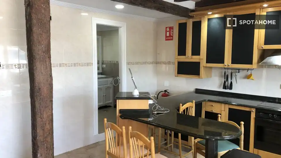 Cuina de Pis per a compartir en Santa Cruz de Bezana amb Aire condicionat, Calefacció i Moblat