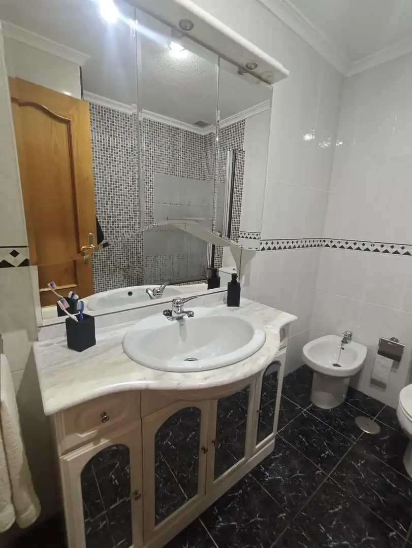 Baño de Piso en venta en Petrer con Aire acondicionado, Balcón y Alarma