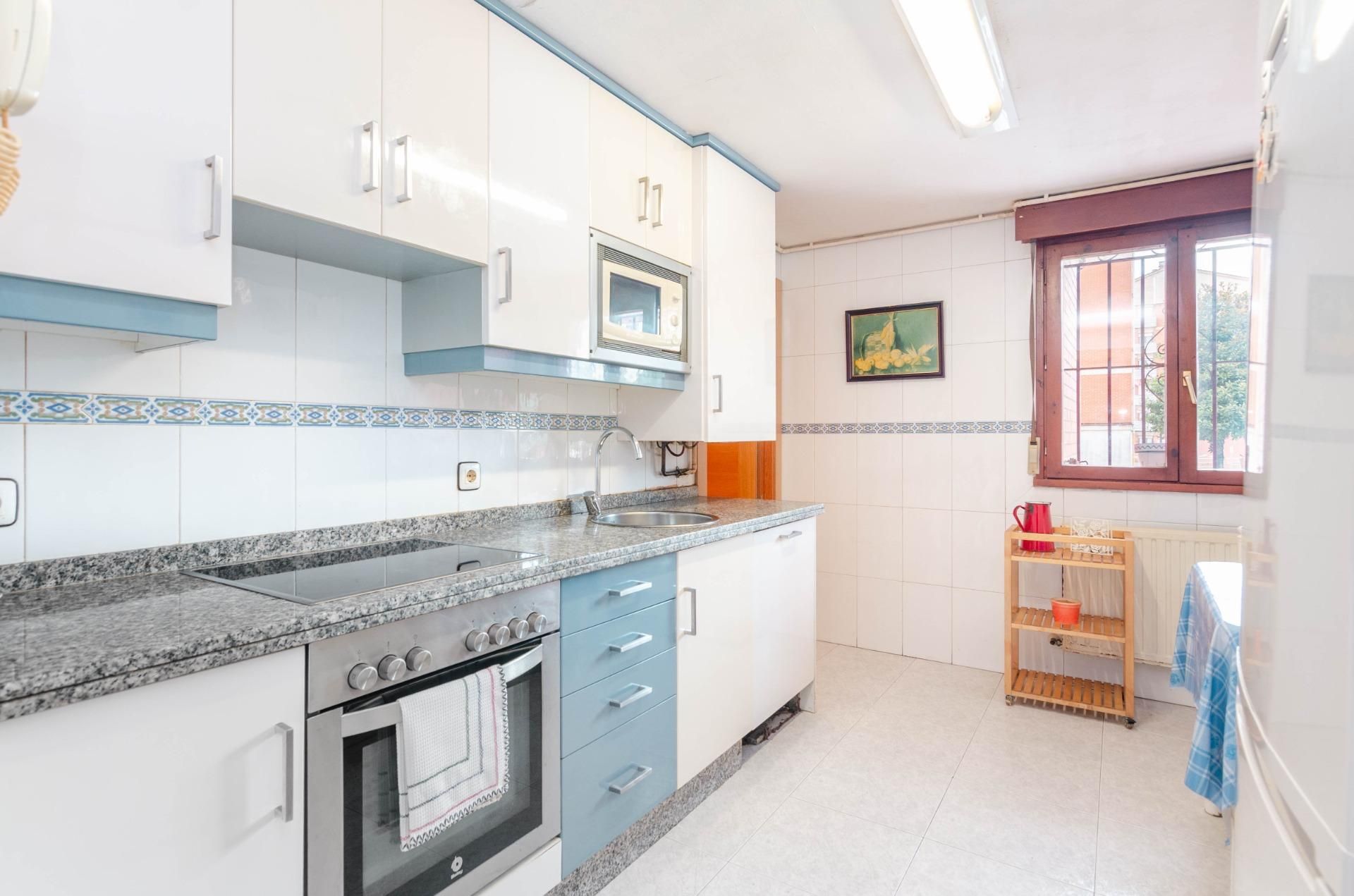 Kitchen of Flat for sale in Oviedo   with Heating and Storage room