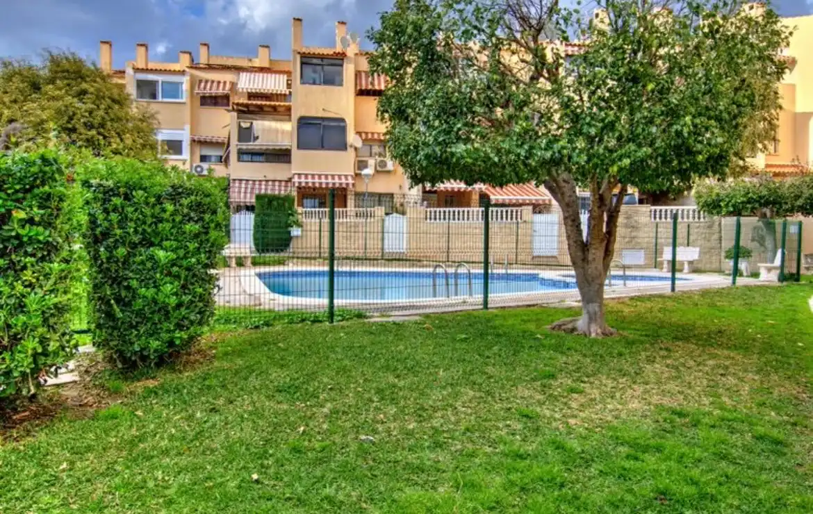 Piscina de Casa adosada en venda en San Vicente del Raspeig / Sant Vicent del Raspeig amb Aire condicionat, Jardí privat i Terrassa
