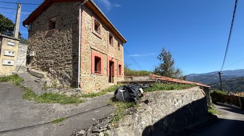 Casa con cuadra y terreno en El Carbayu, Langreo