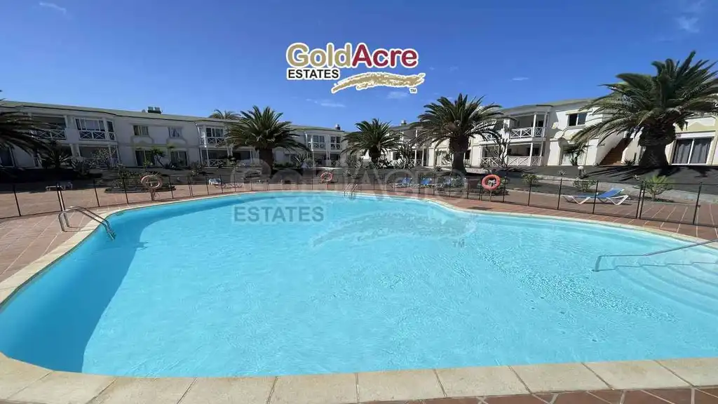 Piscina de Apartament en venda en La Oliva