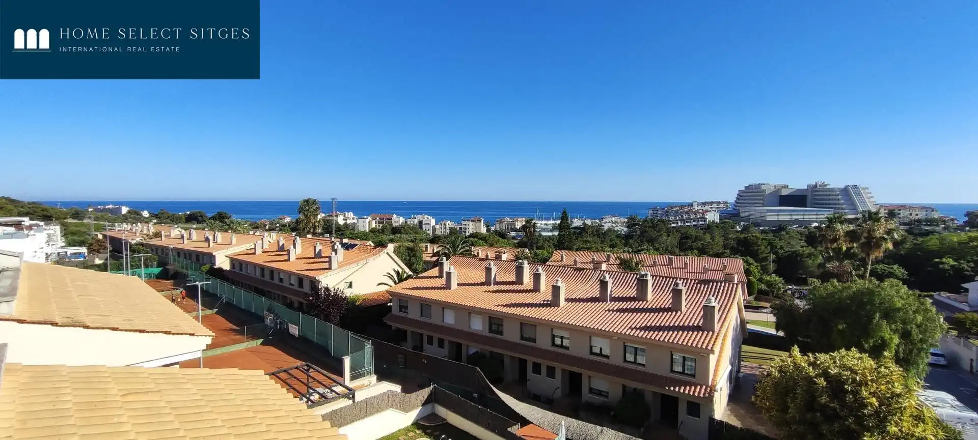 Außenansicht von Einfamilien-Reihenhaus zum Verkauf in Sitges mit Klimaanlage, Heizung und Parkett