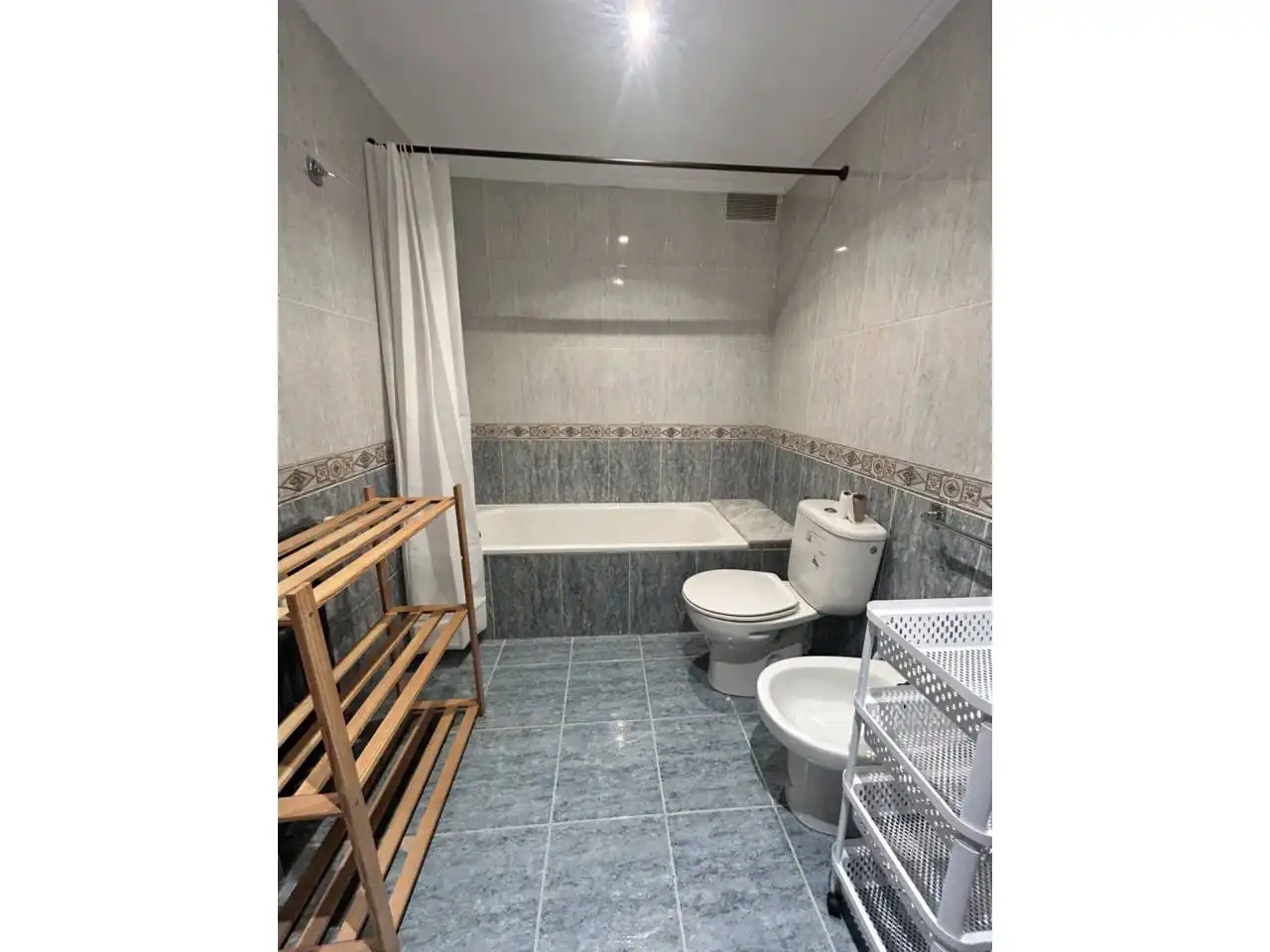 Baño de Piso de alquiler en Oviedo  con Calefacción y Amueblado