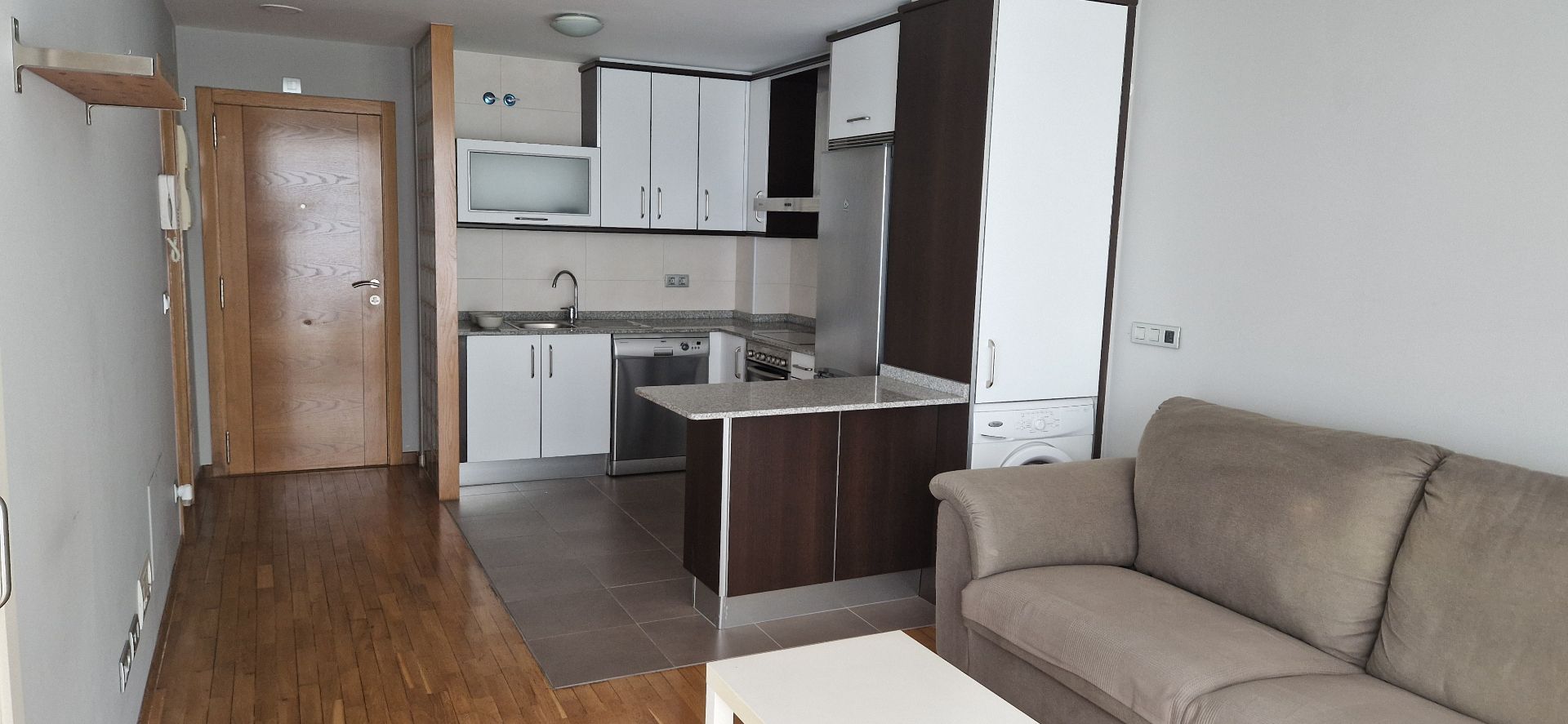 Cuina de Apartament de lloguer en A Coruña Capital  amb Parquet, Moblat i Forn