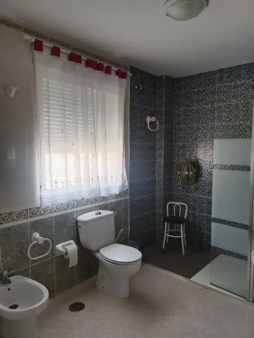 Bany de Casa adosada en venda en Fuente Vaqueros amb Aire condicionat i Balcó