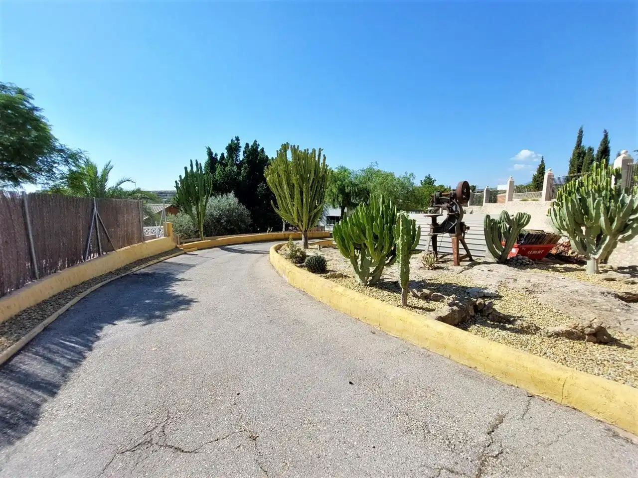 Außenansicht von Wohnung zum Verkauf in Elche / Elx mit Privatgarten, Schwimmbad und Möbliert