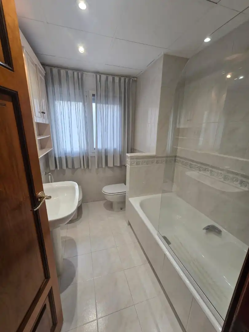 Bathroom of Flat for rent in Valencia  with Air Conditioner, Heating and Parquet flooring