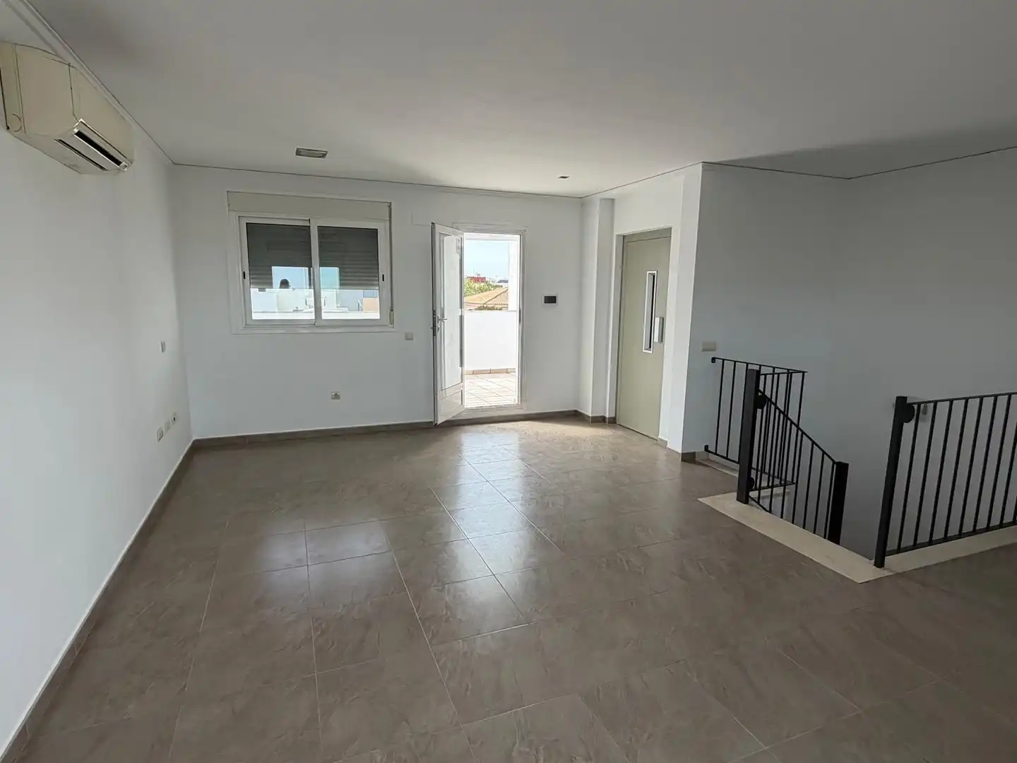 Sala d'estar de Casa adosada en venda en Algemesí amb Aire condicionat, Terrassa i Balcó