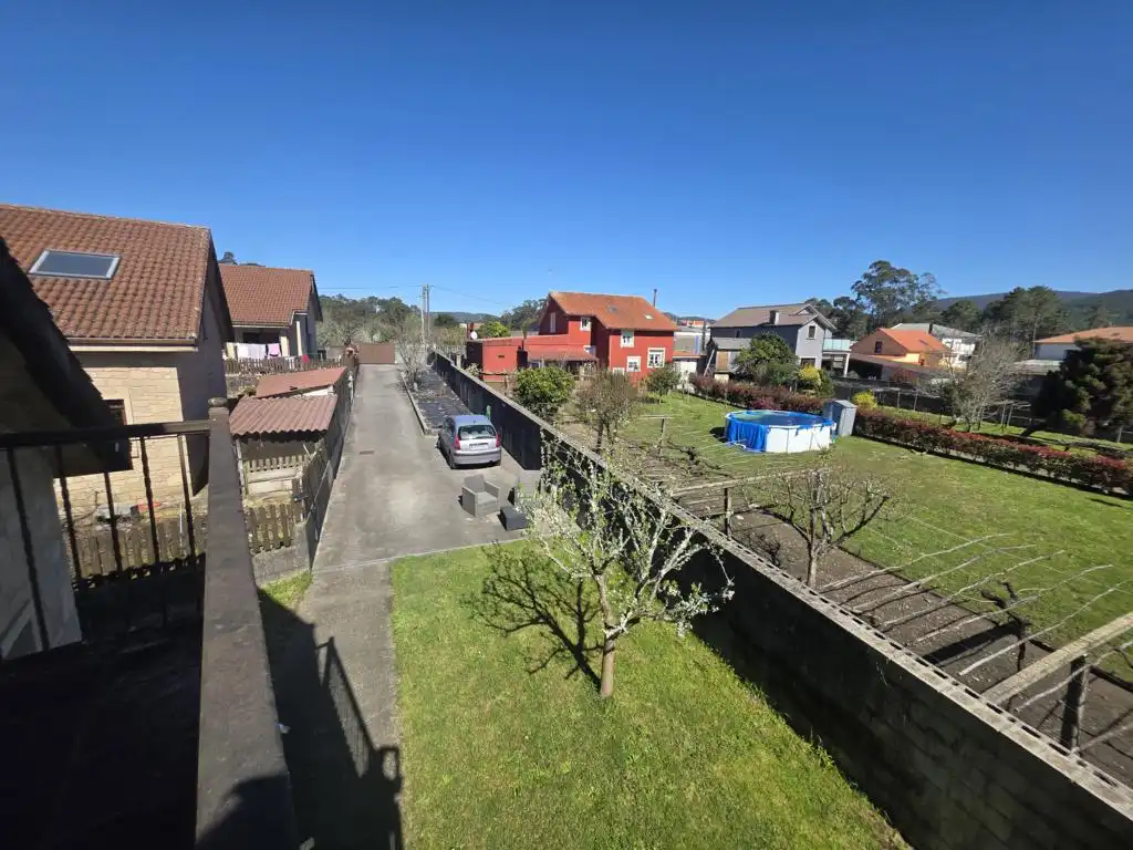 Vista exterior de Casa o chalet en venta en Boiro con Calefacción, Jardín privado y Parquet