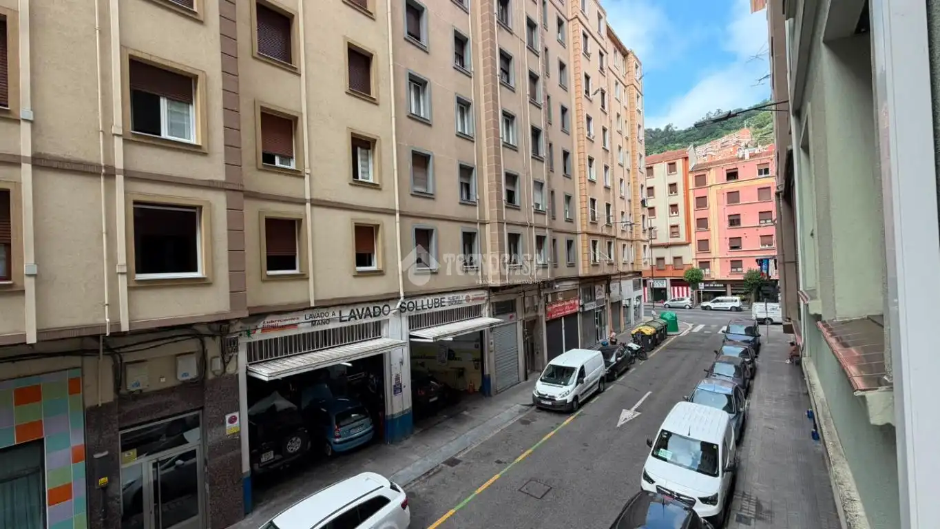 Aparcament de Pis en venda en Bilbao  amb Calefacció i Balcó