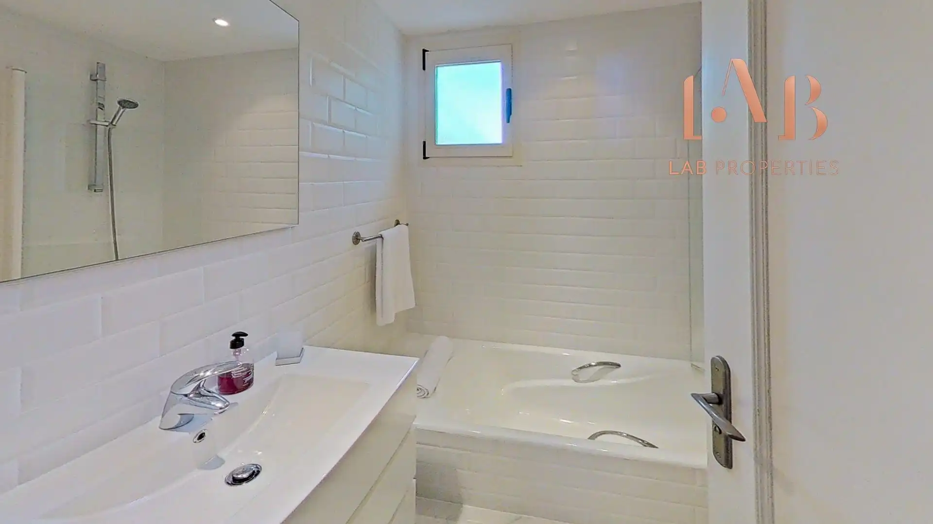 Badezimmer von Dachboden zur Miete in Andratx mit Klimaanlage, Heizung und Privatgarten