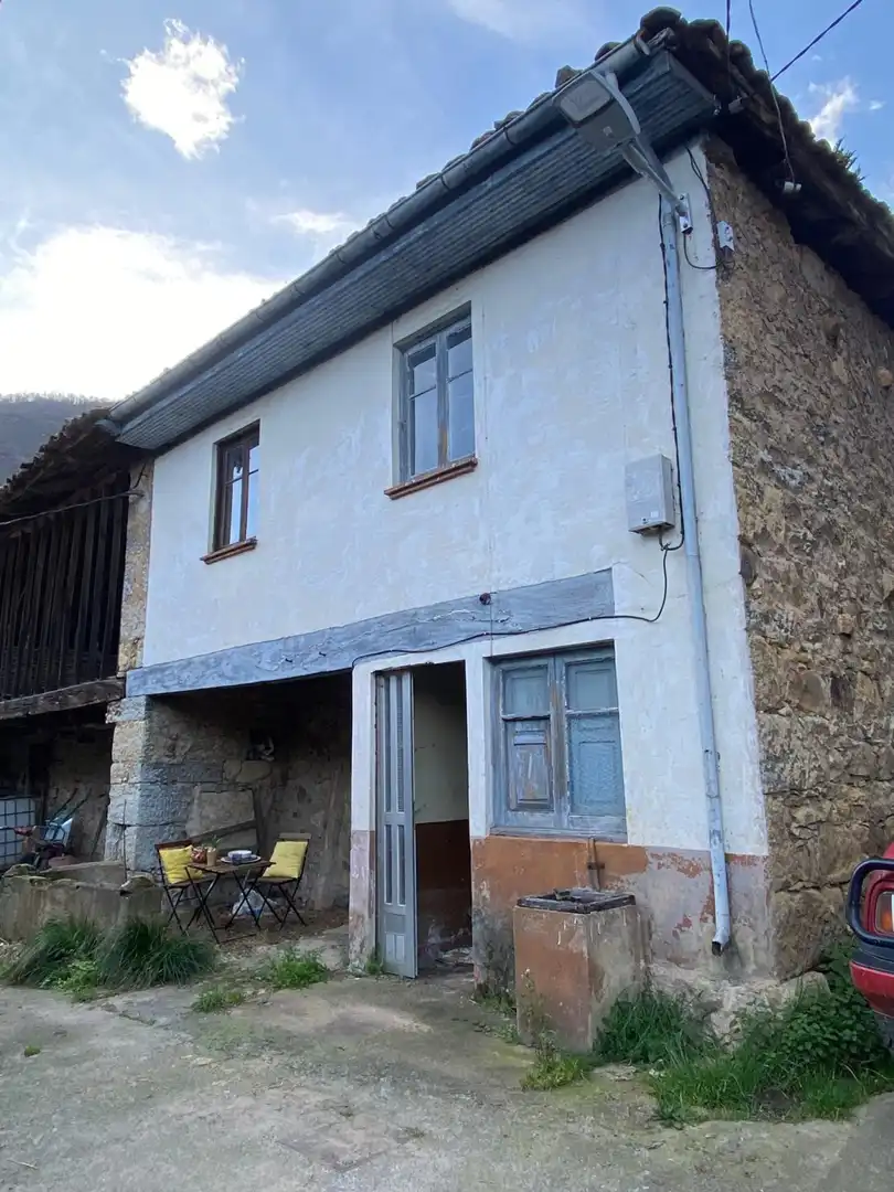 Außenansicht von Einfamilien-Reihenhaus zum Verkauf in Quirós