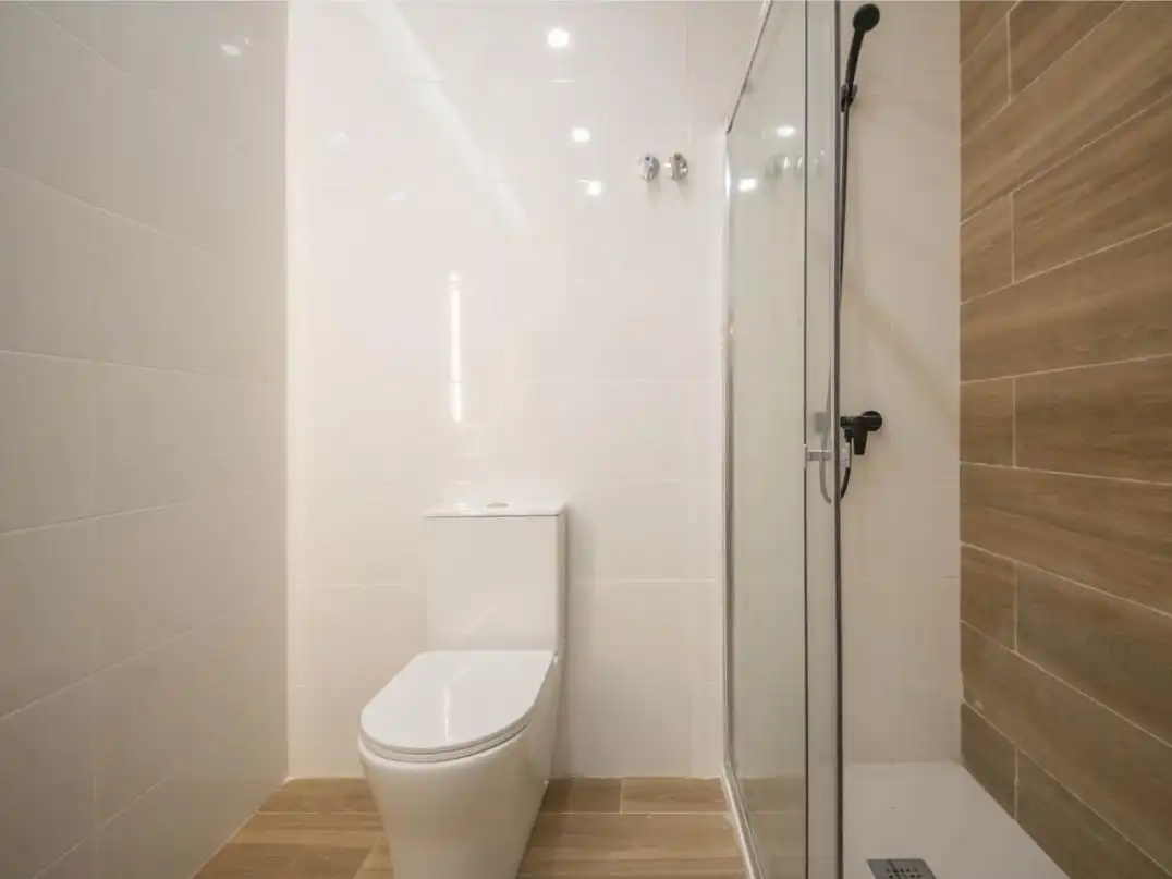 Bathroom of Flat for sale in Barcelona  with Air Conditioner, Private garden and Parquet flooring