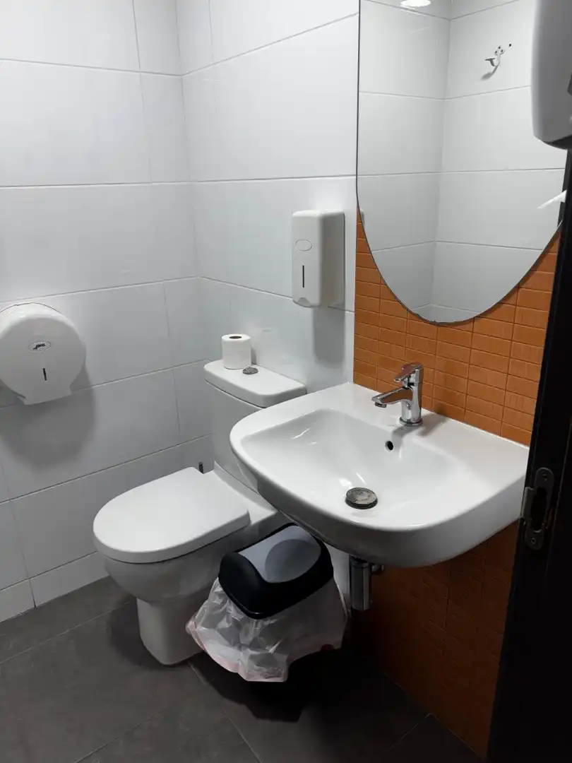 Baño de Local de alquiler en Castellón de la Plana / Castelló de la Plana con Aire acondicionado