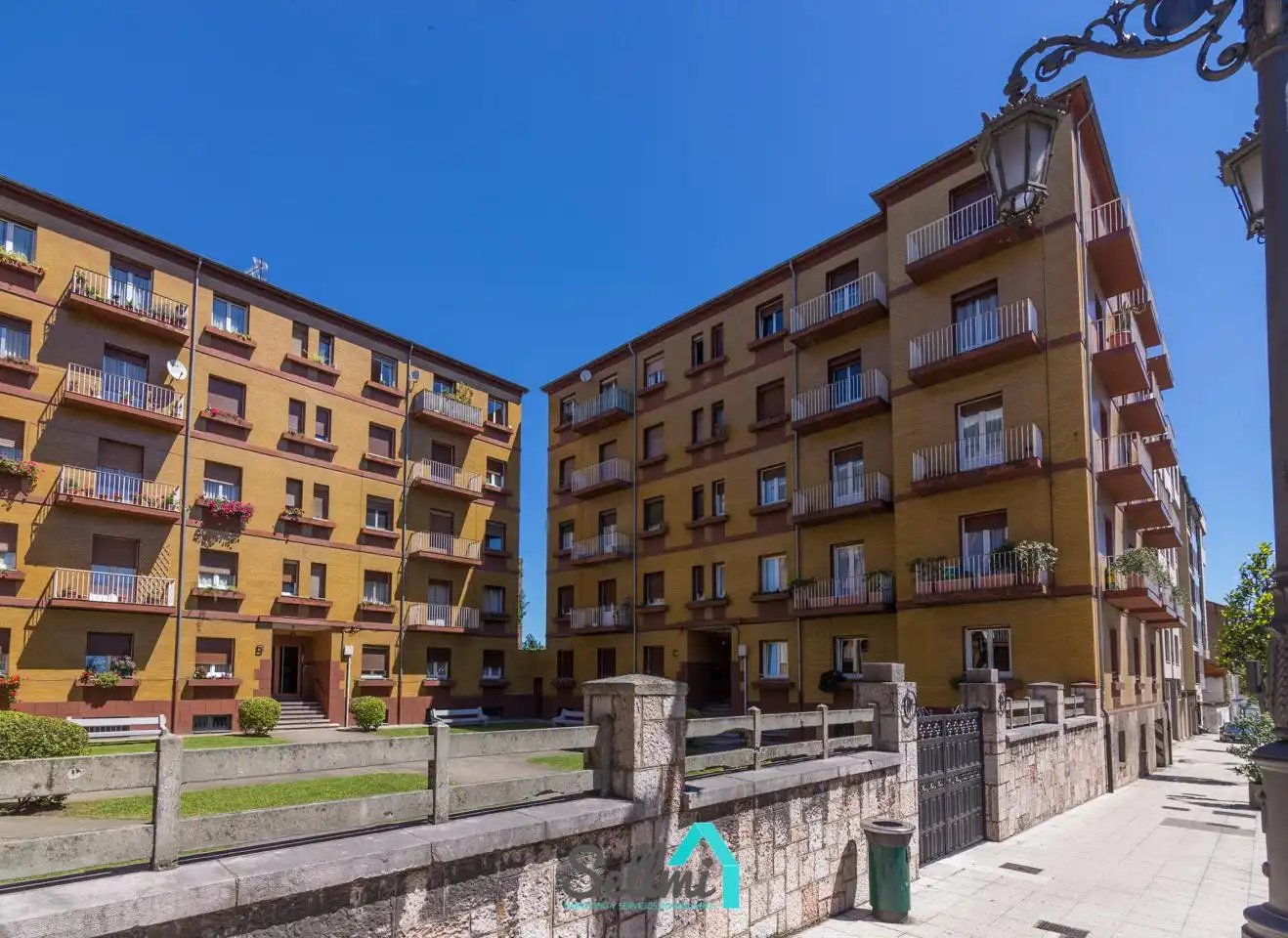 Außenansicht von Wohnung zum Verkauf in Oviedo  mit Heizung, Parkett und Terrasse