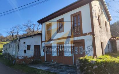 Vista exterior de Casa o xalet en venda en Grado amb Calefacció i Jardí privat