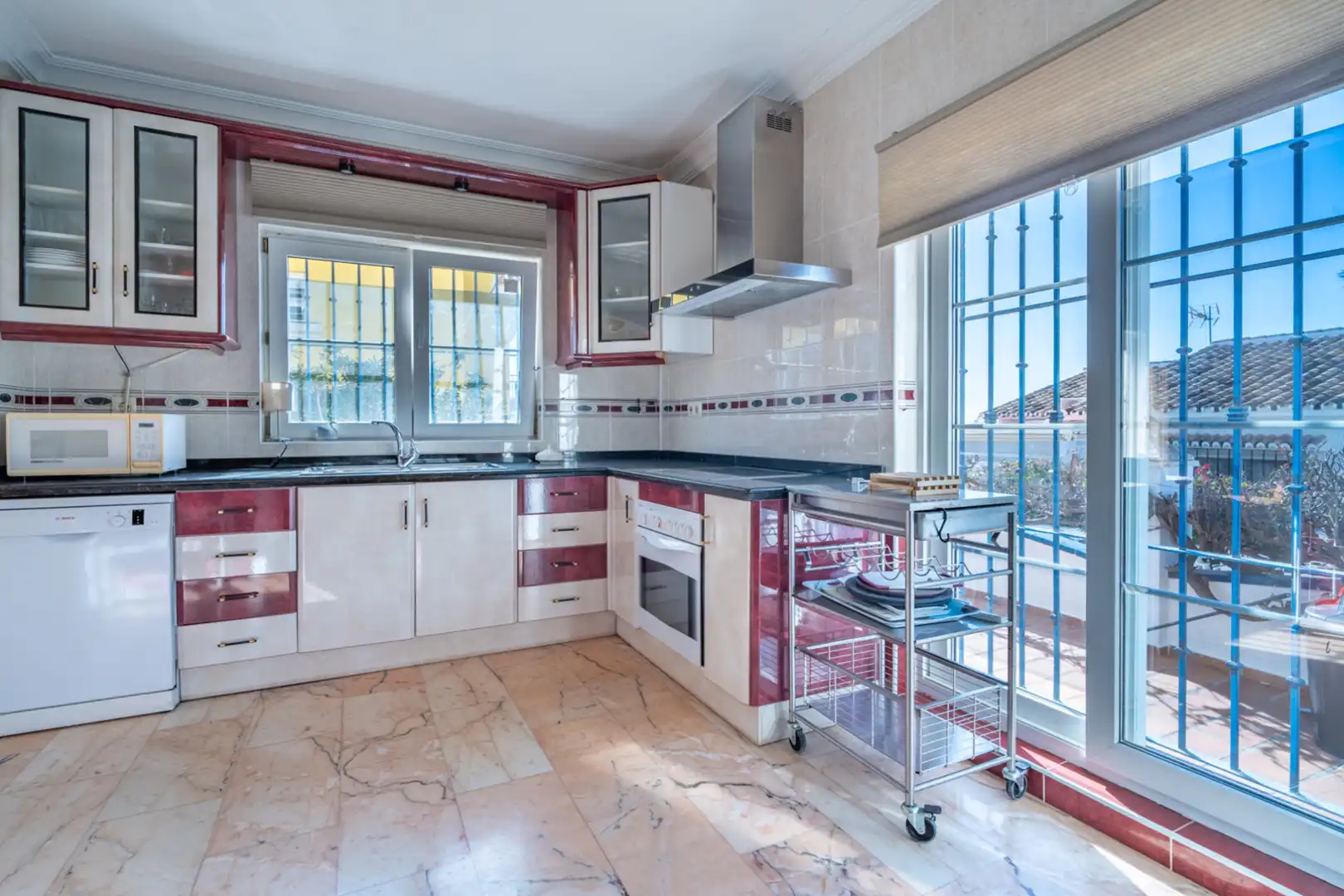 Küche von Haus oder Chalet zum Verkauf in Fuengirola mit Klimaanlage, Privatgarten und Abstellraum