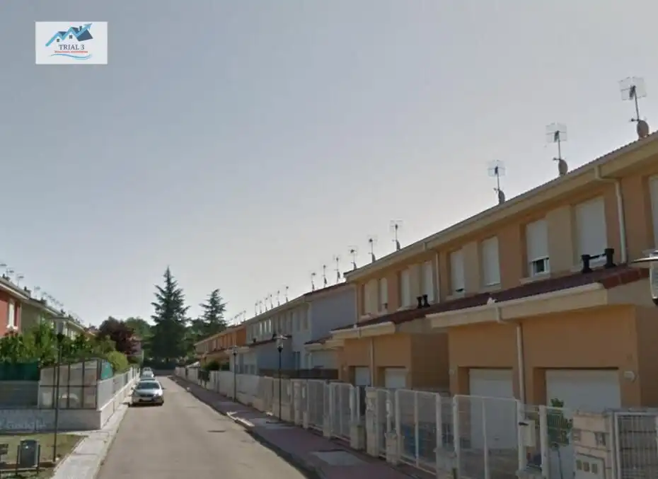 Vista exterior de Casa adosada en venda en Medina de Rioseco amb Jardí privat
