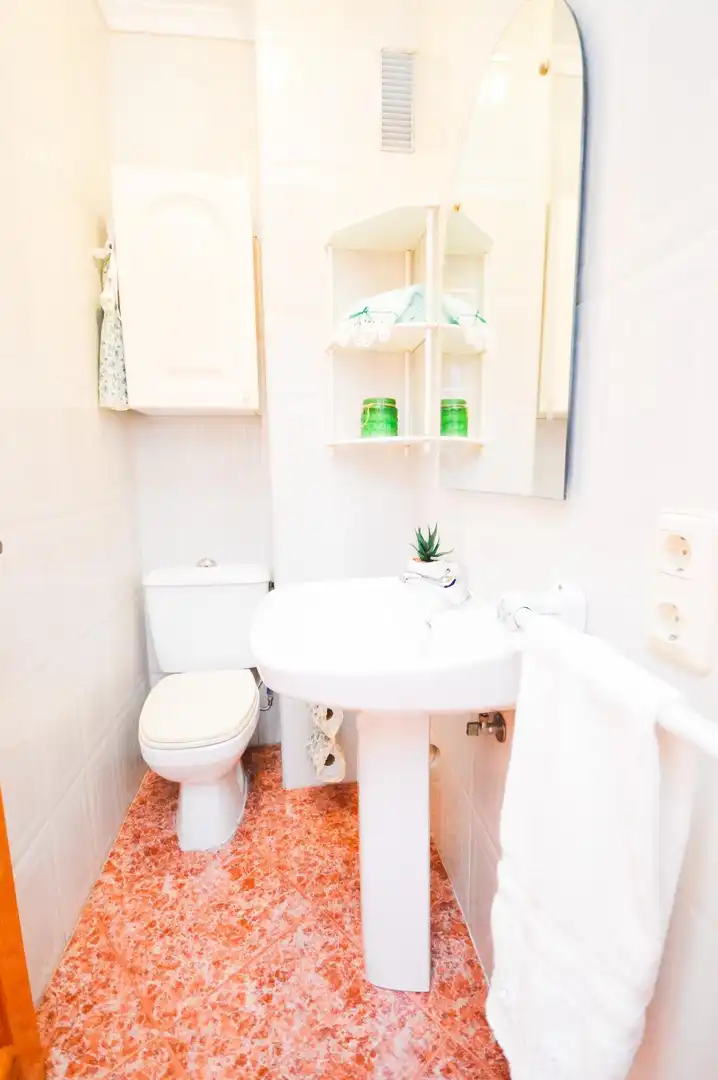 Badezimmer von Einfamilien-Reihenhaus zum Verkauf in Almería mit Klimaanlage und Abstellraum