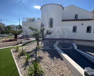 Vista exterior de Casa o xalet en venda en Cambrils amb Aire condicionat, Terrassa i Piscina