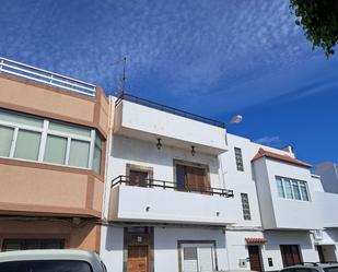 Vista exterior de Pis en venda en Telde amb Terrassa i Balcó