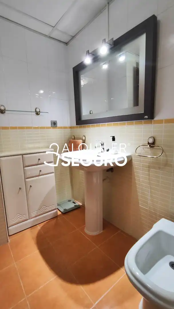 Bathroom of Flat for rent in Torrent  with Air Conditioner, Terrace and Storage room