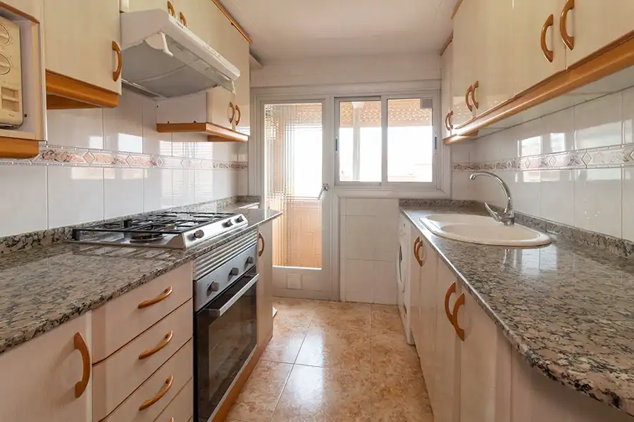 Cocina de Piso en venta en L'Hospitalet de Llobregat con Aire acondicionado, Terraza y Balcón