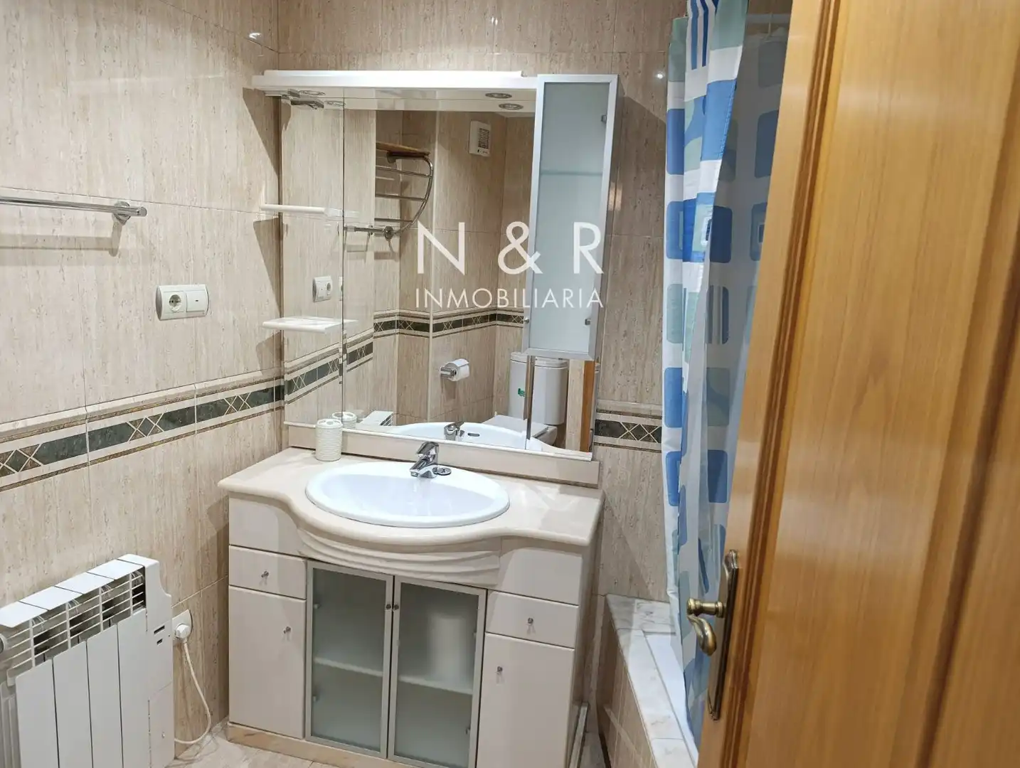 Bathroom of Flat for rent in Santiago de Compostela   with Furnished