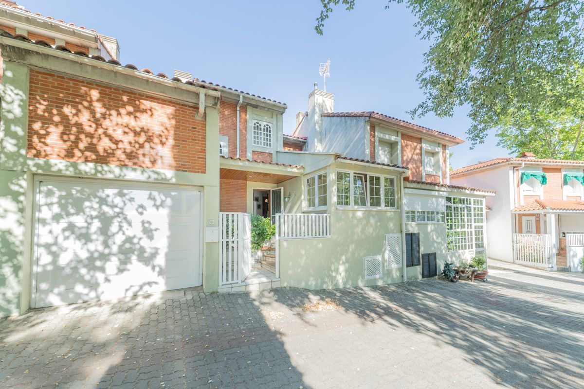 Vista exterior de Casa adosada en venta en  Madrid Capital con Calefacción, Jardín privado y Terraza