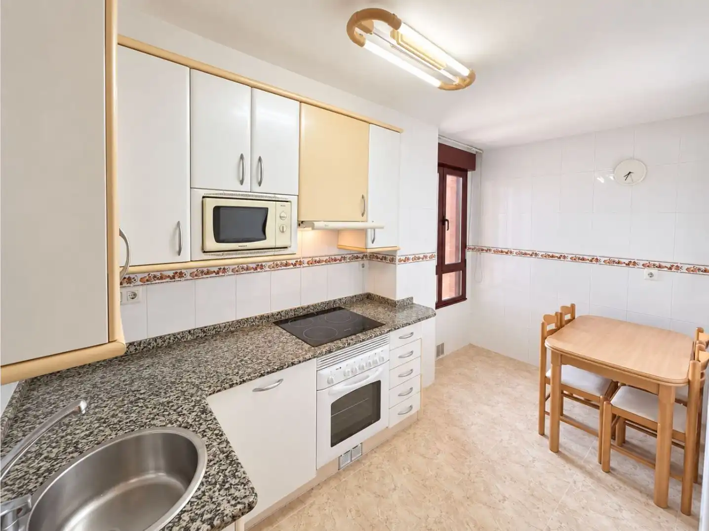 Cocina de Piso de alquiler en Lugones