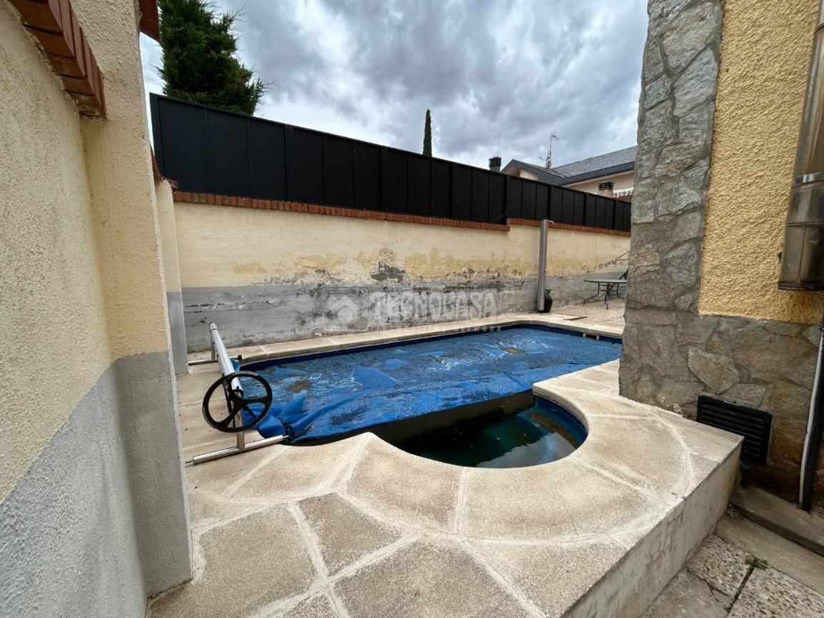 Piscina de Casa o xalet en venda en Loeches