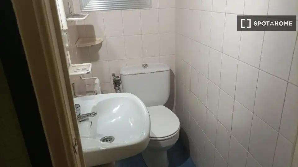Bany de Pis de lloguer en Barcelona amb Aire condicionat, Calefacció i Moblat