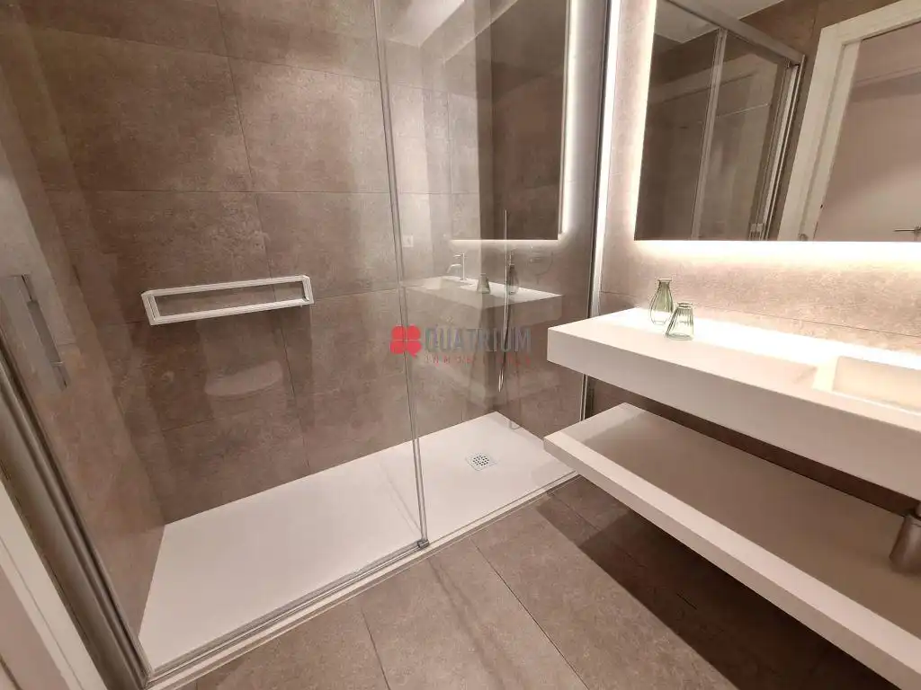 Baño de Piso de alquiler en Santiago de Compostela  con Calefacción, Terraza y Amueblado