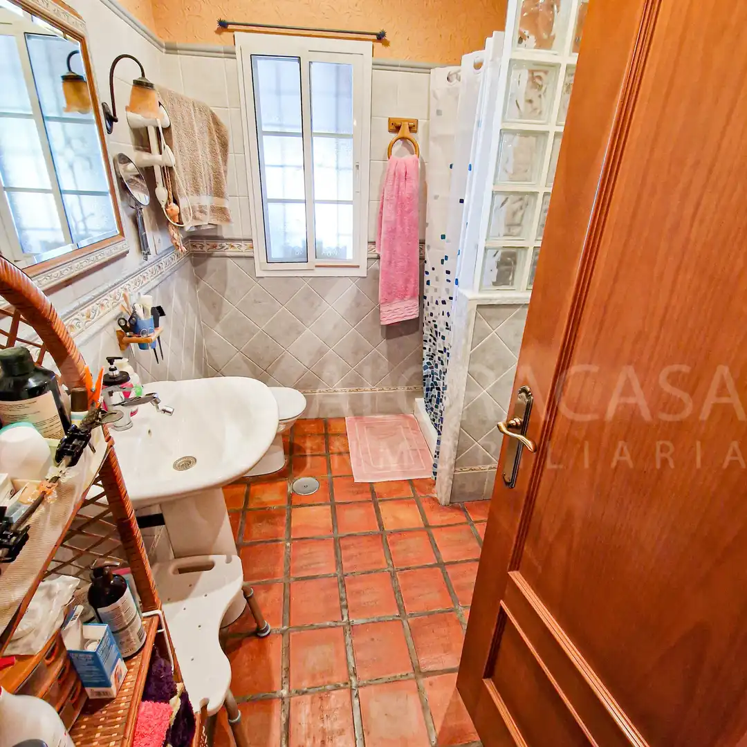 Bany de Casa o xalet en venda en Alhaurín de la Torre amb Aire condicionat, Jardí privat i Terrassa